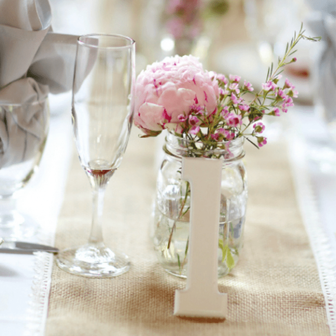 Centro de mesa en contenedor de vidrio con flores en color rosa - Foto Jen Lynne